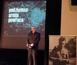 Dyrektor muzeum dr Jędrzej Karol Lipski podczas przemowy zapowiadającej artystę