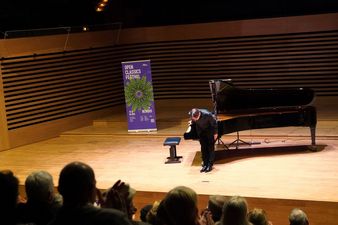 Pianista kłaniający się publiczności