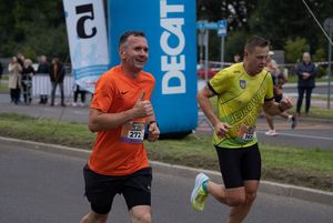 Zdjęcie przedstawia biegnących zawodników biegu głównego.