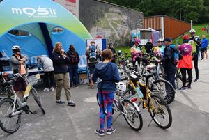 Zdjęcie przedstawia uczestników Rodzinnego Rajdu Rowerowego.
