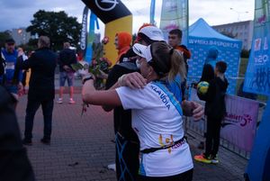 Zdjęcie przedstawia zawodników na mecie biegu głównego.