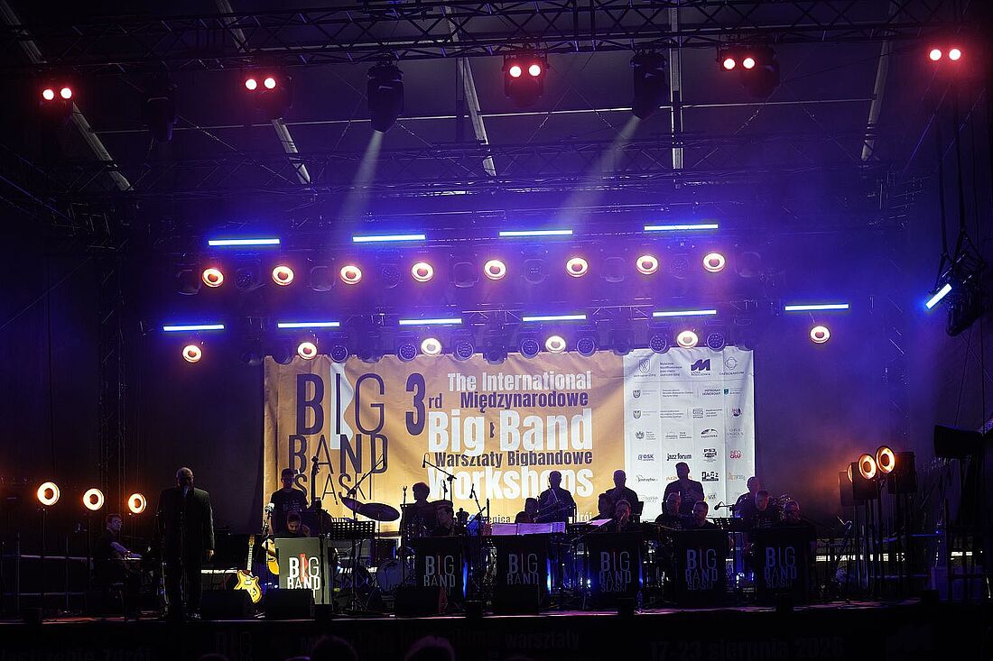 Big Band Śląski gra na scenie z solistą na puzonie