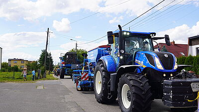 Wielki niebieski traktor. 