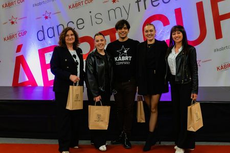 Sędziowie stojacy na scenie 