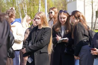 Studentka robiąca notatki