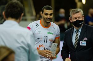 Hachdadi odbiera nagrodę najlepszego zawodnika w meczu.