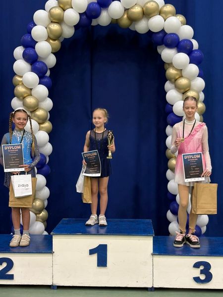 Amelia Tetla na 3 stopniu podium, obok rywalek z medalem, dyplomem i torbą z gadżetami