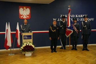 brygadier Jan Cepiel otrzymuje brązowa odznake za zasługi dla więziennictwa