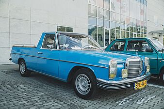 Niebieski mercedes