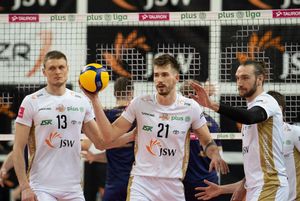 Nasi zawodnicy stojący przed siatką.