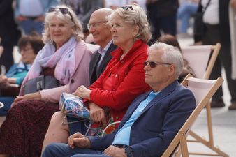 Mężczyzna odpoczywający na leżaku i przyglądający się występowi