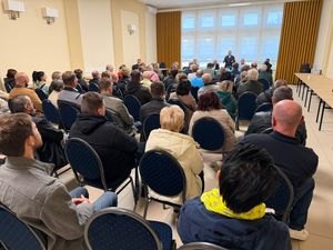 pełna sala podczas zebrania w Bziu