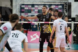 Zawodnik Trefla czekający na serwis.