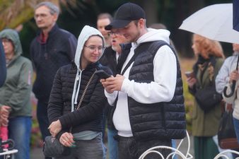 Kobieta i mężczyzna sprawdzajacy w telefonie nagranie z koncertu