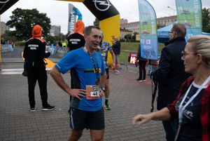 Zdjęcie przedstawia zawodników na mecie biegu głównego.