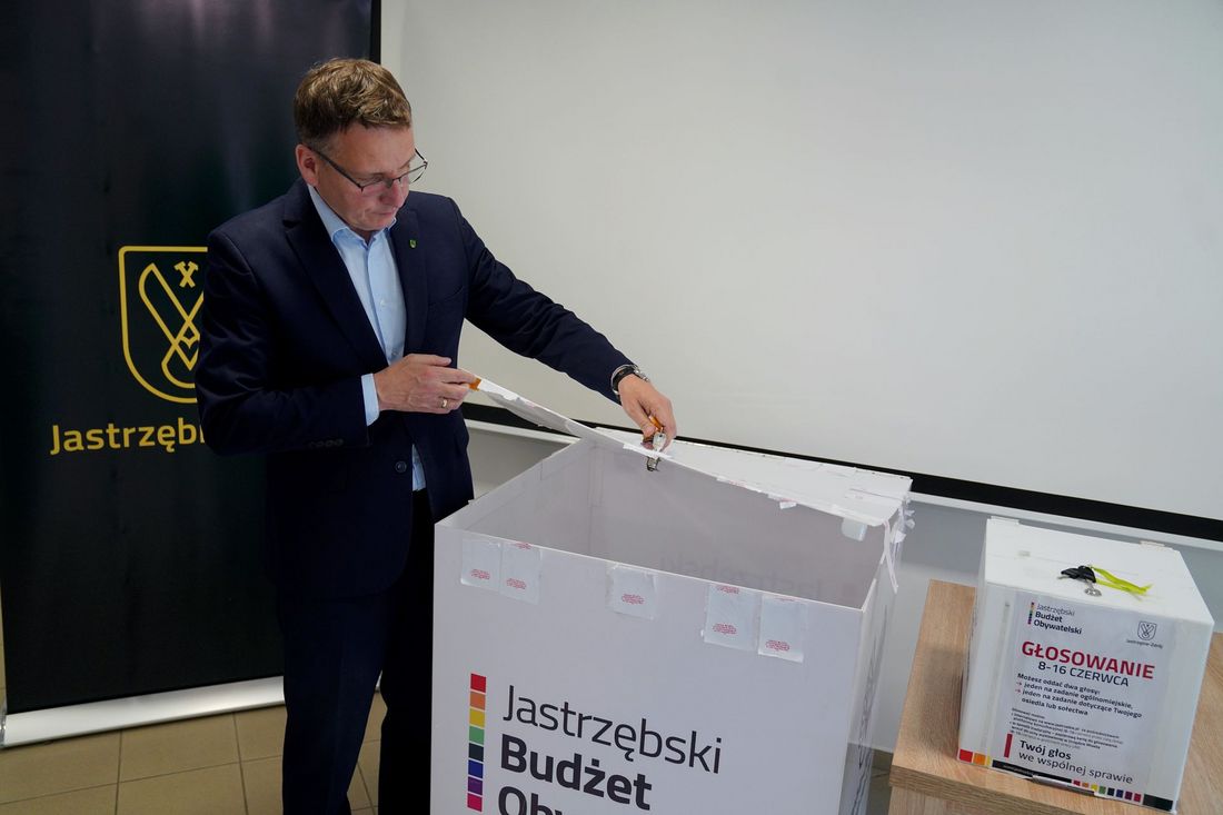 Prezydent Michał Urgoł otwiera urnę do głosowania 
