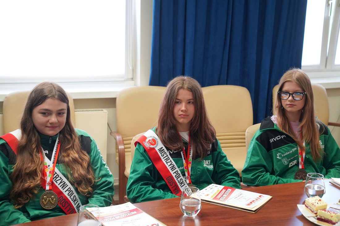 Julia Kamczyk, Sara Labryga i Martyna Portka siedzą przy stole