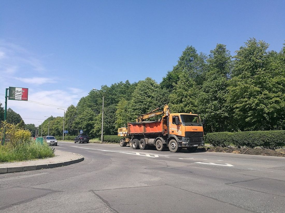 Ulica Północna z pojazdami oraz sprzętem wykonującym pracę porządkowe.
