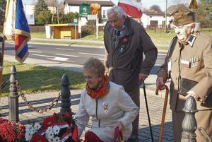 Złożenie kwiatów przed pomnikiem w Bziu