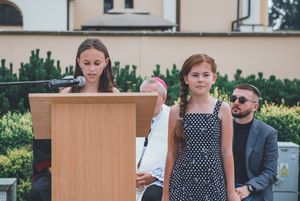 dzieci ze szkoły podstawowej im. Henryka Sławika przemawiają