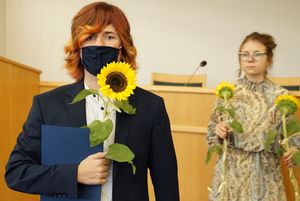 Uczeń z dyplomem i słonecznikiem