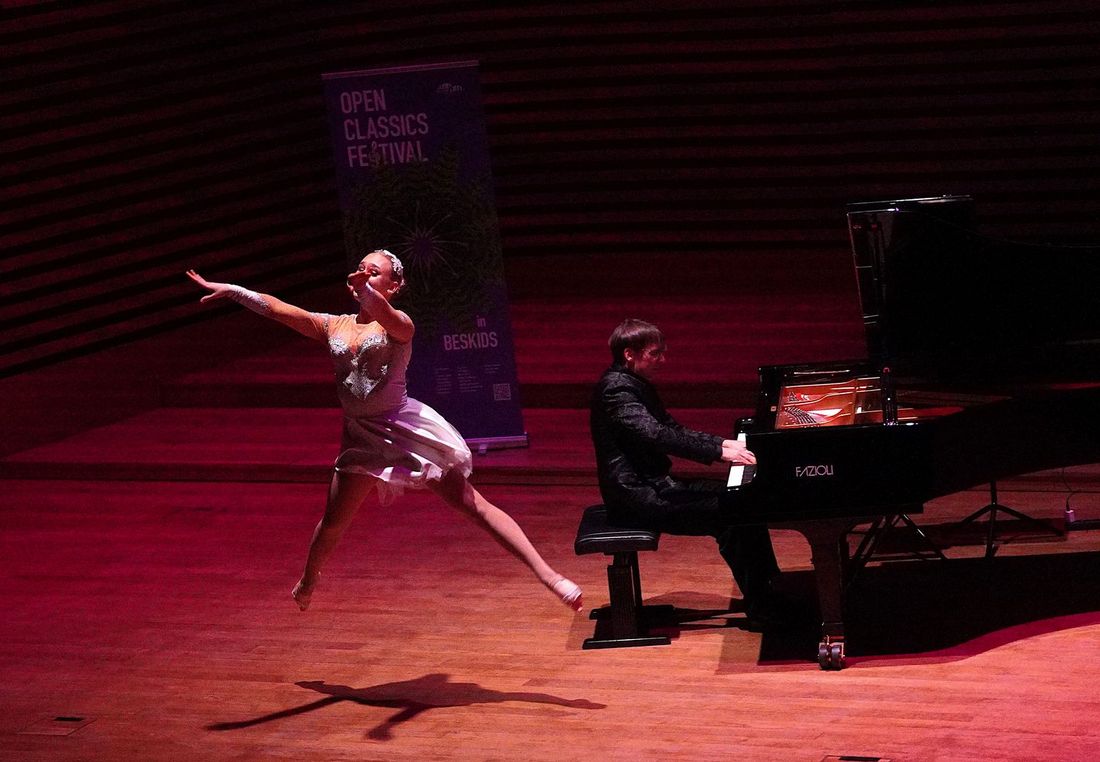 Tancerka w wyskoku obo pianista.