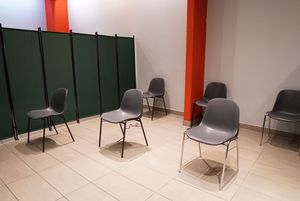 Wnętrze punktu szczepień: poczekalnia