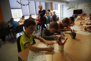 Grupka dzieci rysuje 