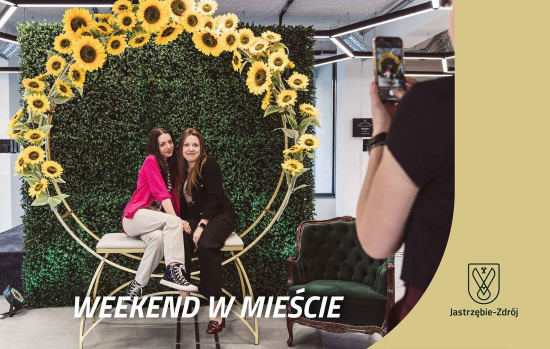 Dwie kobiety siedzące na fotelu nad nimi kwiaty słonecznika ułożone w półkole