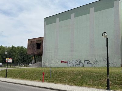 Boczna ściana z kilkoma graffiti 
