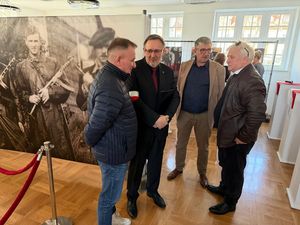 Drugi Zastępca Prezydenta Miasta Andrzej Matusiak oraz Dyrektor Muzeum Miejskiego Jędrzej Lipski rozmawiają z zebranymi, wokół zdjęcia wystawy na temat żołnierzy wyklętych