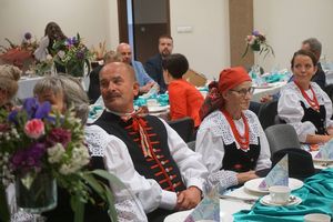 Uczestnicy spotkania przy stołach