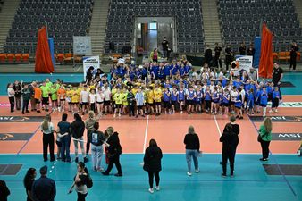 widok z góry na uczestników rozgrywek stojących na i obok podium