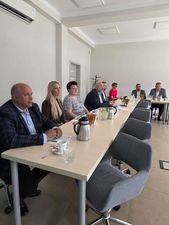cżłonkowie obbradują podczas pierwszego posiedzenia Powiatowej Rady Rynku Pracy