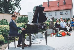 mężczyzna gra koncert fortepianowy