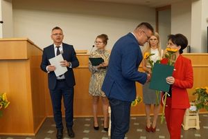 Prezydent Anna Hetman wręcza dyplomy nauczycielom mianowanym i dyrektorom szkół