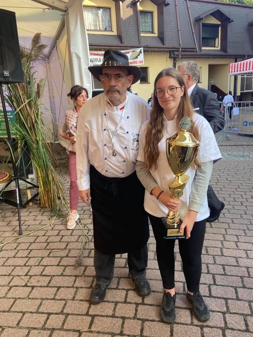 Uczennica z pucharem