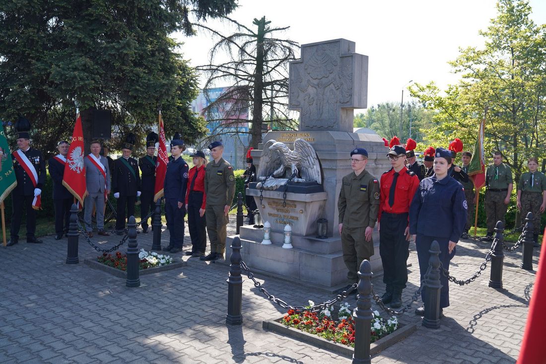 Pomnik powitania Wojska Polskiego w Jastrzębiu-Zdroju, młodzież, poczty sztandarowe