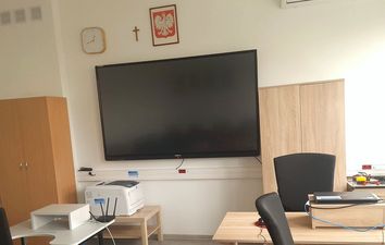 Nowoczesny ekran na ścianie w sali lekcyjnej