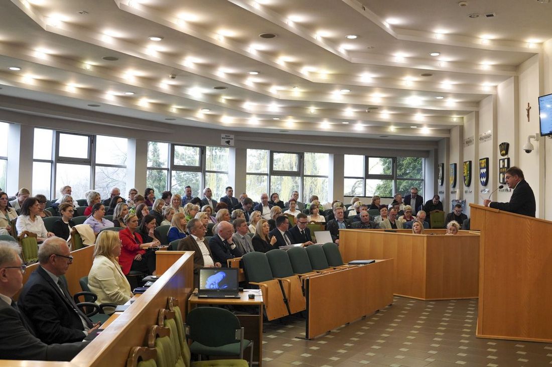 Sesji Rady Miasta - na sali bardzo dużo siedzących osób