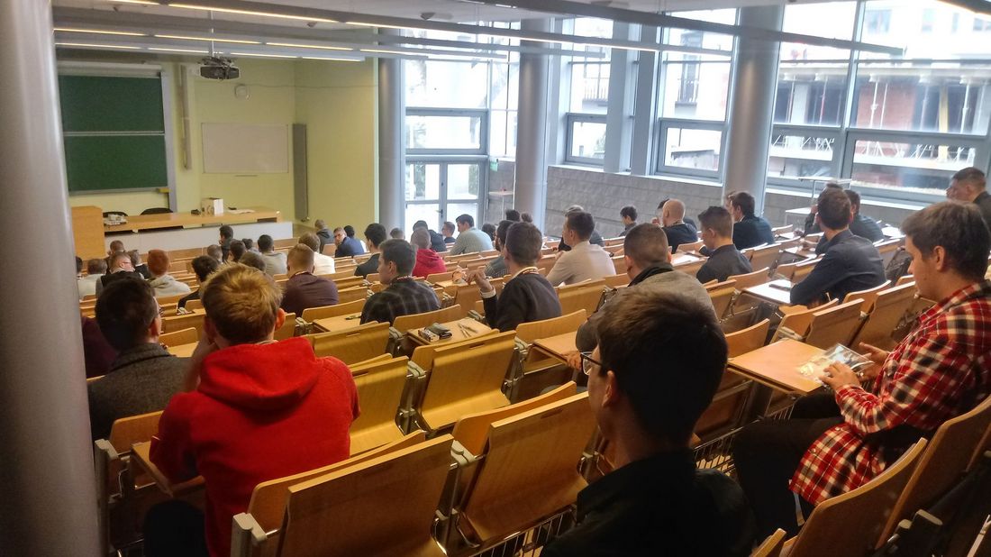 Sala, w której siedzą uczestnicy Olimpiady Wiedzy Elektrycznej i Elektronicznej na co drugim siedzeniu