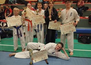 Młodzi medaliści Jastrzębski Klub Kyokushin Karate Kumite