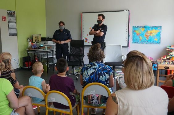 policjanci wygłaszają prelekcję przed dziećmi