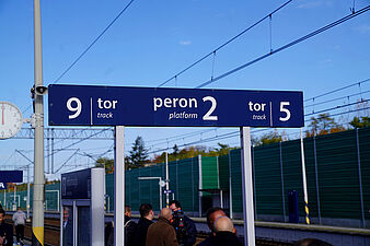 Tabliczka na peronie określająca tor