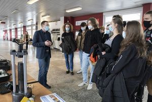 Uczniowie słuchają krótkiej prelekcji o kierunku studiów.