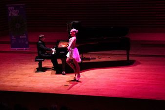 Tancerka stojąca przed pianistą.