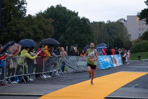 Zdjęcie przedstawia zawodników na mecie biegu głównego.