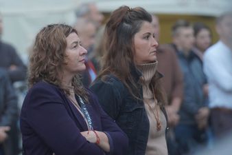 Dwie skupione kobiety podczas słuchania 