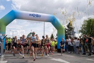 Huczne rozpoczęcie VIII Jastrzębskiego Biegu Kobiet.