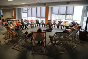 Grupka dzieci na leżakach